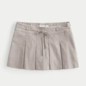 Hollister Mid-Rise Pleated Mini Skort
